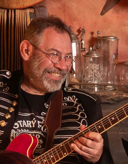 Petr Sedlák, největší rocker v kapele (elektrické kytary a mandolína, zpěv)